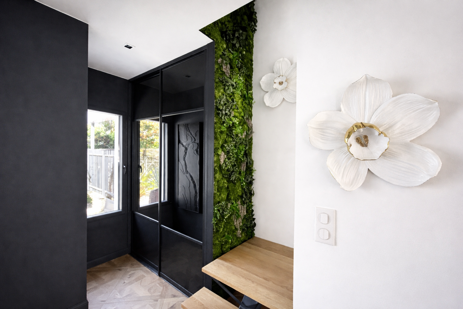 Entrée contemporaine avec mur végétal décoratif à Angers